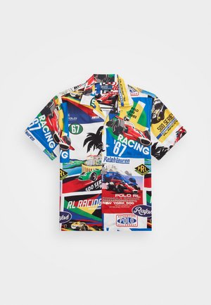 Kortermet, flerfarget skjorte med et racerbil-grafisk design, med tekst, logoer og en blanding av livlige mønstre på et lett stoff.