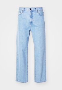 Tejanos de mezclilla azul claro con pierna recta, cintura alta, diseño de cinco bolsillos y cierre con botón superior. Textura sutil y costura clásica.