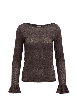 Brun långärmad spetsblus med båtringning och utsvängda volangmanschetter, med blommönster och halvgenomskinlig textur.