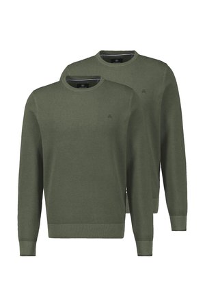 Dwa oliwkowozielone swetry z okrągłym dekoltem, z długimi rękawami i subtelną fakturą, pokazane na białym tle.