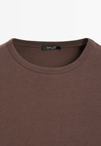 Brown crew neck cotton T-shirt with a black label reading "Massimo Dutti Made in Portugal" inside the collar.