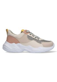 Der Schuh verfügt über ein beiges Obermaterial mit einem strukturierten Mesh-Einsatz, rosa Akzenten, grauen Schnürsenkeln und einer klobigen weißen Sohle mit wellenförmigem Design.