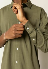 Clean Cut Copenhagen STRETCH  - Camisa elegante - army