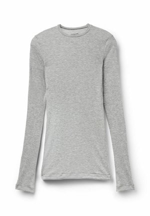 Chemise gris clair en tricot côtelé à manches longues avec col rond, coupe ajustée et texture subtile, affichée à plat sur un fond blanc.