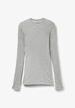 Chemise gris clair en tricot côtelé à manches longues avec col rond, coupe ajustée et texture subtile, affichée à plat sur un fond blanc.