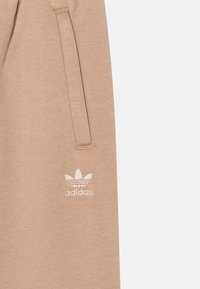 adidas Originals JUNIOR UNISEX - Pantalon de survêtement - magic beige