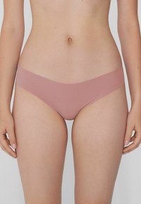 Lichtroze bikini brief met een gladde textuur en een minimalistisch ontwerp. Beschikt over een lage tailleband en naadloze randen voor comfort.