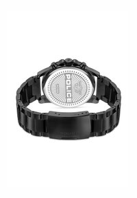 Črna kovinska ura s srebrnim številčnico z vzorcem, okroglim ohišjem in robustno zapestnico z verižnimi členki, pritrjeno s sponko z logotipom »POLICE«.