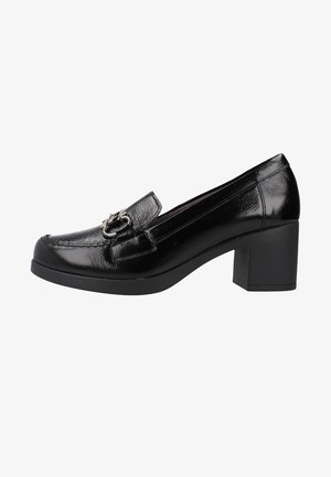 Zapatos de charol negro con tacón cuadrado y punta redonda, que cuentan con un diseño sin cordones y un detalle decorativo de metal en el empeine.