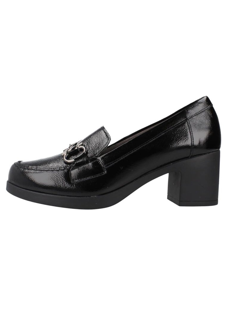 Zapatos de charol negro con tacón cuadrado y punta redonda, que cuentan con un diseño sin cordones y un detalle decorativo de metal en el empeine.