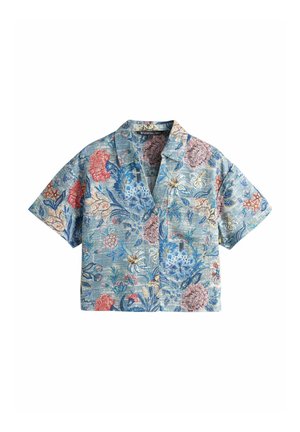 Kurzärmliges Hemd mit Knopfleiste und Kragen, blauer Grundfarbe und mehrfarbigem Blumenmuster mit roten, pinken und gelben Blumen.