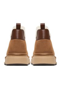 Brune suede ankelstøvler med en blød cremeforing, glatte brune læderdetaljer og en lys tan sål. Bagfra ses et syet design.
