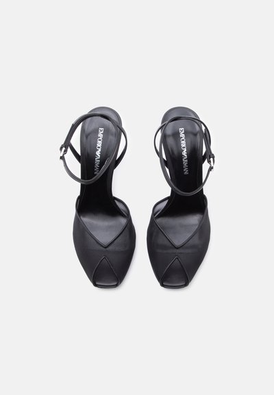 Sandales à talons ouverts pour femmes Emporio Armani noires avec brides fines autour de la cheville, cuir texturé et semelles intérieures de marque sur fond blanc.