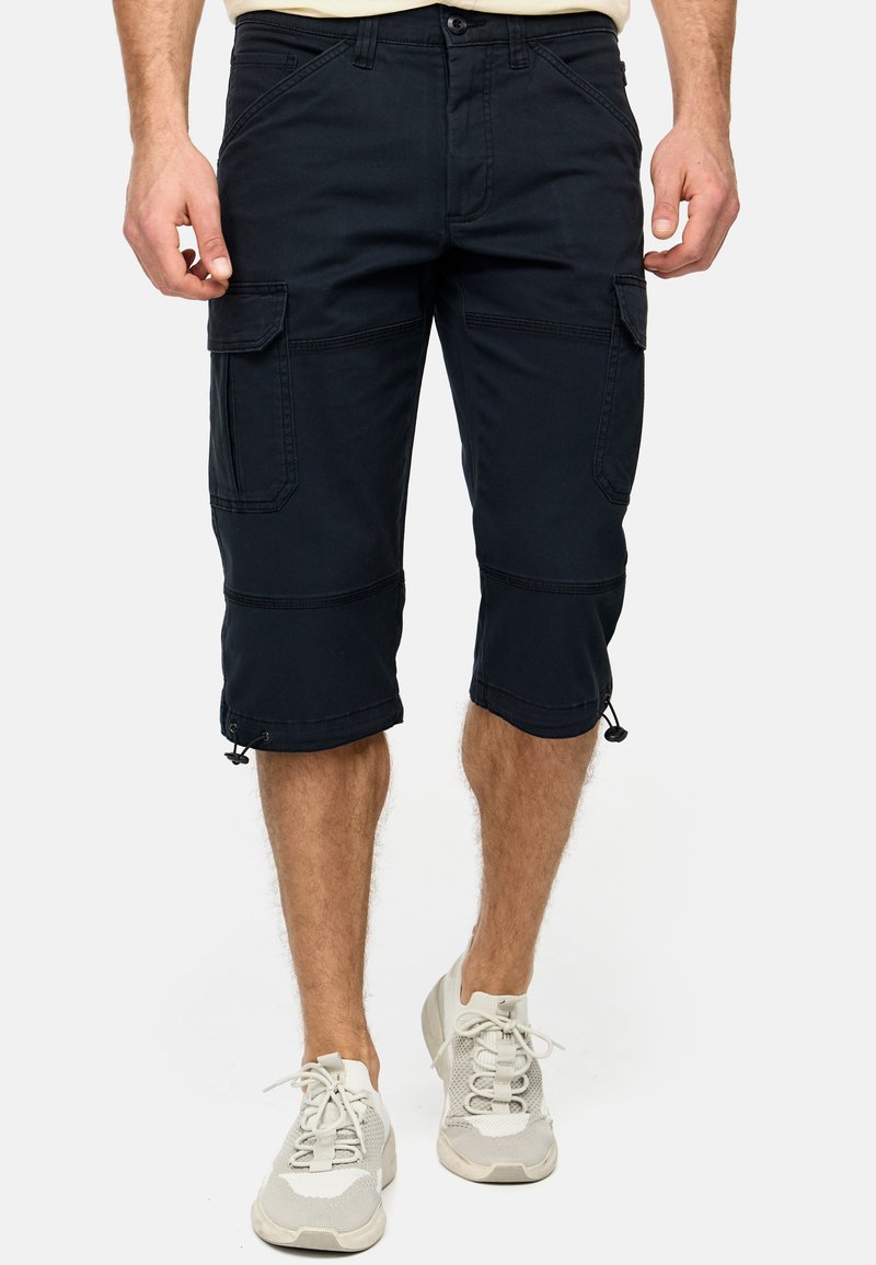 Shorts cargo bleu marine en coton avec deux poches latérales et des ourlets à cordon de serrage, présentant une coupe décontractée et une longueur au genou.