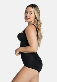 Zwart eendelig badpak met een strakke pasvorm, brede banden en zachte padding. Glad materiaal en ademende stof, geschikt voor zwemmen.