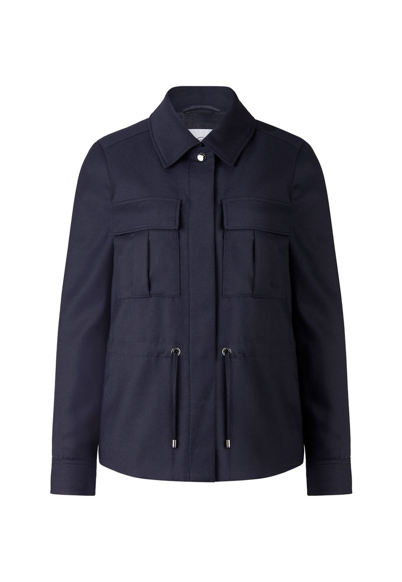 Marineblaue Jacke aus strukturiertem Stoff, mit zwei Brusttaschen, Knopfverschluss und Kordelzügen am Saum.