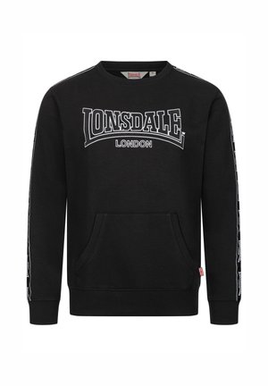 Svart sweatshirt i bomull med rund halsringning. Har en stor vit "Lonsdale London" logotyp och logodetalj på sidorna av ärmarna.