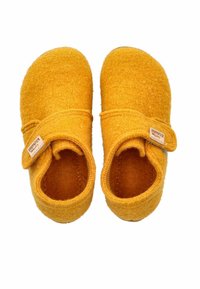 Pantofole in feltro giallo con design arrotondato, dotate di una fascia con velcro. Texture morbida, silhouette semplice e fodera interna per il comfort.