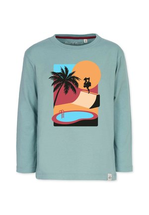 Langærmet, lyseblå bomulds skjorte med et grafisk motiv af et palmetræ, sol og skateboarder over en pool. Rund halsudskæring og afslappet pasform.