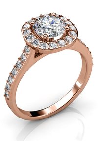 Roze-gouden ring met een centrale ronde diamant, omringd door kleinere diamanten, met een gladde band en ingewikkelde details op de zetting.