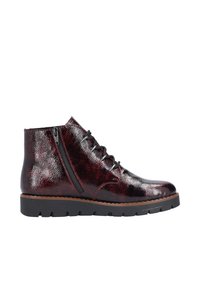 Bottes en cuir à la cheville couleur bordeaux avec une finition brillante et texturée. Elles disposent d'une fermeture éclair sur le côté et de lacets à l'avant, avec une semelle noire robuste.