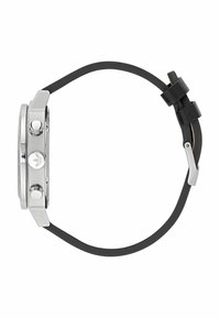 Silverfärgad klocka i rostfritt stål med svart gummirem, med minimalistisk design, tre knappar och en präglad logotyp på kronan.