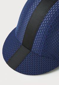 Blå mesh caps med en solid svart bånddetalj. Har en avrundet brem og teksturert overflate. Lett, pustende design for komfort.