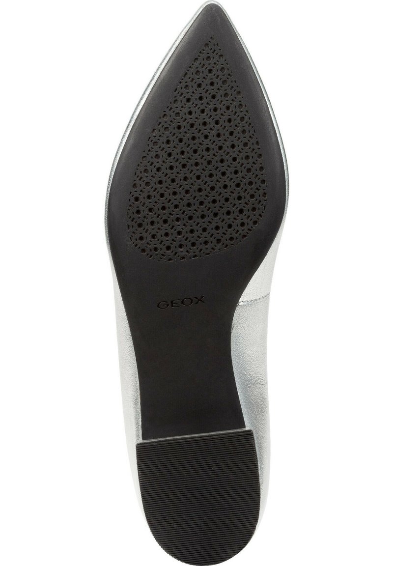 Silberner High-Heel-Schuh mit spitzer Zehe. Glattes, metallisches Obermaterial, Gummisohle mit Belüftungsöffnungen für Atmungsaktivität und strukturiertem Boden.