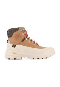 Bežid nahkmatkad jalanõud oranžide paeltega, hõbedaste silmadega ja tekstureeritud pruuni kraega. Paks valge tald Vibram brändinguga.