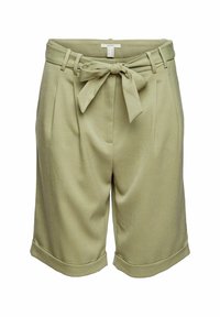 Shorts taillés vert clair avec une ceinture à nouer, présentant des plis, des revers et une texture lisse. Idéals pour une tenue décontractée.