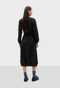 Thinking Mu KUSAMA - Abito a camicia - black