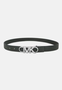 Groene leren riem met een zilveren metalen gesp met het "MK"-logo, een gladde textuur en verstelbare gaatjes langs de band.