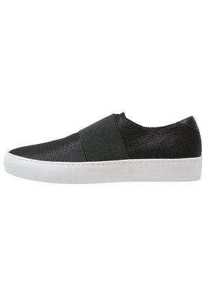 Czarny sneaker typu slip-on z teksturowaną cholewką z tkaniny, szerokim elastycznym paskiem na górze i grubą białą gumową podeszwą.