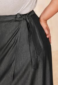 Curves Like These MIDI - REGULAR FIT - A-lõikeline seelik - black