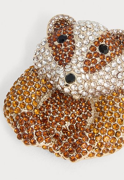 Petite broche en forme d’ours recouverte d’ambre et de strass transparents avec des yeux et un nez en strass noirs.