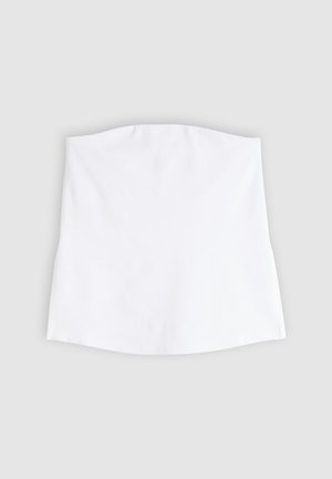 Λευκό τοπ bandeau χωρίς τιράντες με ίσιες άκρες, απλωμένο επίπεδα πάνω σε ανοιχτό γκρι φόντο.