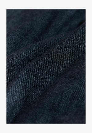 Nahaufnahme von dunkelblauem strukturiertem Stoff mit sichtbarer Webart und weichen Falten.