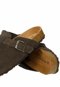 Sandales à enfiler en suède marron avec brides réglables à boucle et semelles en liège, taille 38, affichant la marque Woios Comfort.