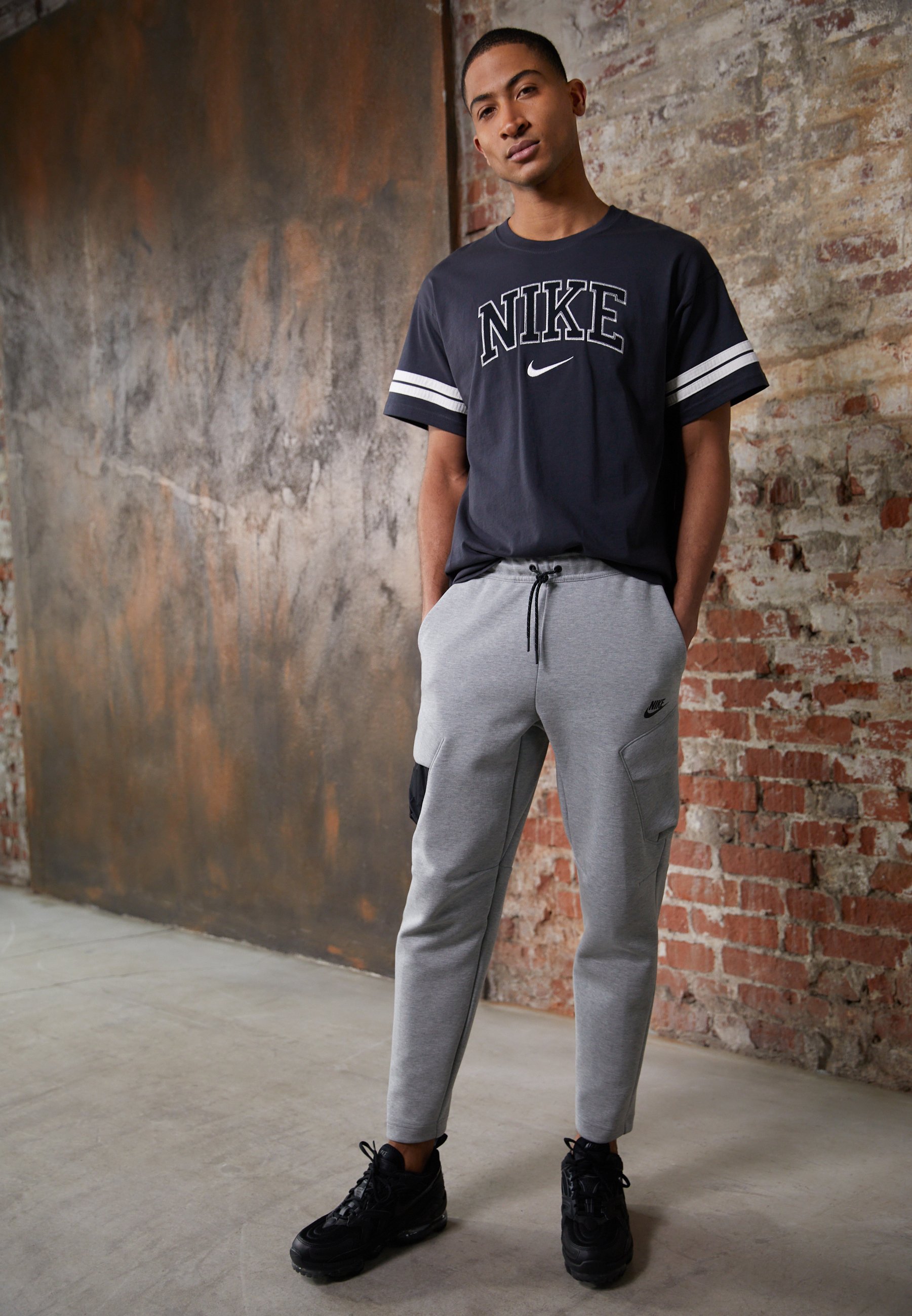 Fruit groente krekel Ongunstig Nike Sportswear TECH FLEECE UTILITY PANT - Tracksuit bottoms - grey  heather/black/mottled dark grey - Zalando.co.uk