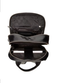 Sac à dos en cuir noir ouvert, montrant un compartiment rembourré avec un ordinateur portable à l'intérieur et une poche organisatrice avec un câble USB et des emplacements pour cartes.