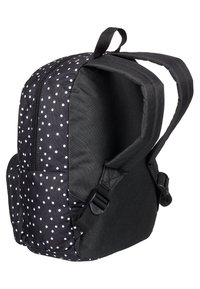 Svart ryggsäck med vita prickar, två vadderade axelremmar, ett handtag på toppen och en sidoficka, visad från en trekvarts bakvinkel.