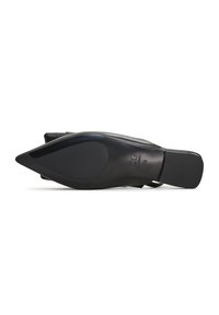 Zapato de tacón negro para mujer con un diseño de punta afilada. Material superior suave con una suela flexible, que ofrece un aspecto elegante y moderno.