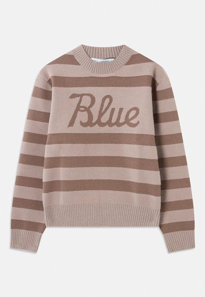 Pull rayé brun et beige avec un col rond et un grand texte "Bleu" au centre. Texture douce avec des poignets et un ourlet côtelés.