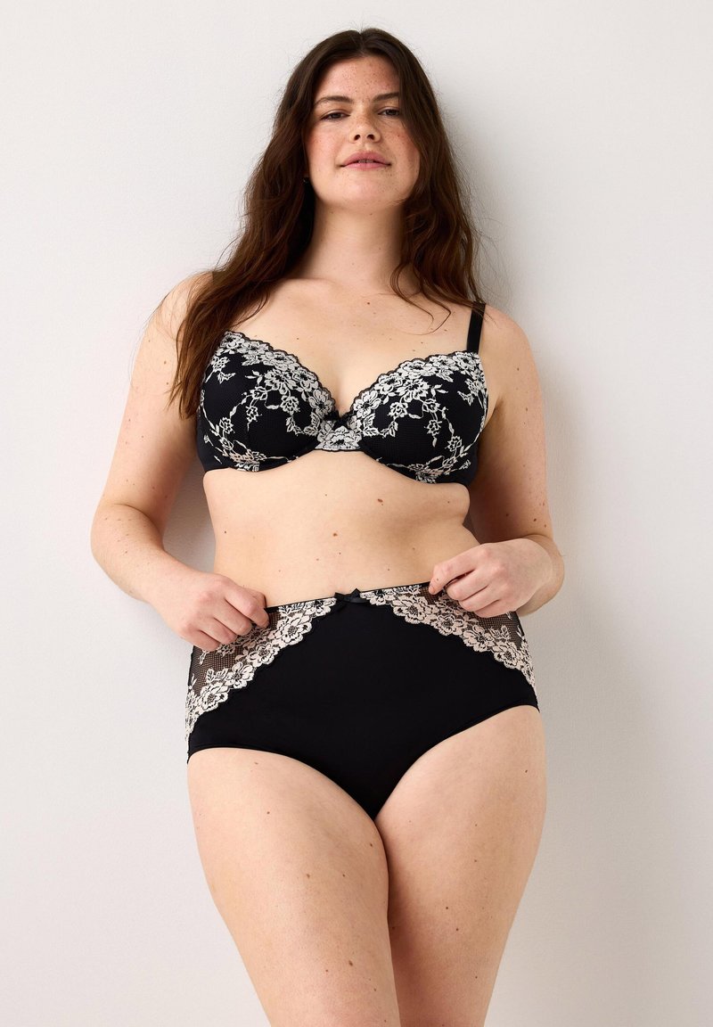 Zwart lingerie set bestaande uit een beha met bloemenkantdetails en een hoge taille slip met vergelijkbare kantaccenten. Zachte, gestructureerde stof.