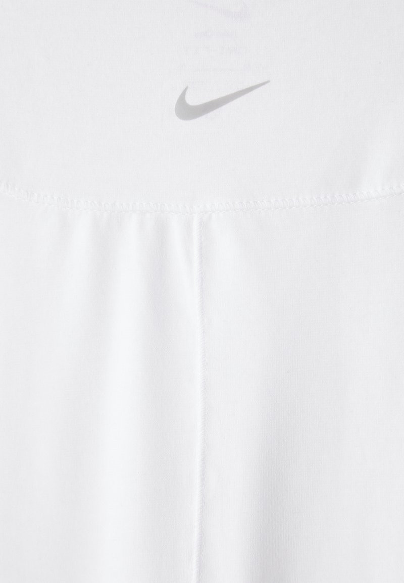 Primo piano di un tessuto bianco con cucitura centrale e piccolo logo Nike swoosh grigio vicino al bordo superiore.