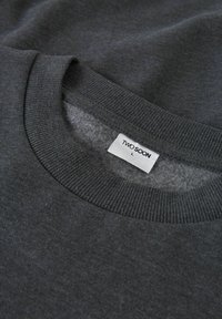 Mørkegrå genser med ribbet rund hals og myk innside. Har en etikett med teksten "TWO SOON" og størrelse "L."