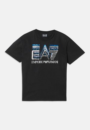 Zwarte t-shirt met korte mouwen, versierd met een blauw en zilveren pailletten "EA7" logo en witte "Emporio Armani" tekst op de voorkant.