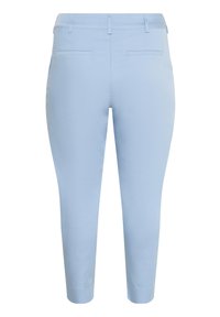 Pantalones azul claro con una textura suave, corte ajustado, longitud recortada y dos bolsillos traseros con costuras ocultas.