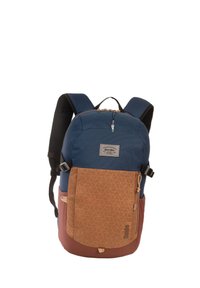 Sac à dos bleu et marron avec un fond texturé, des bretelles ajustables, des compartiments zippés et un patch logo sur le devant.