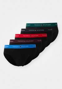 Schwarze Baumwollslips im Fünferpack. Jeder hat einen bunten Logo-Elasticbund in unterschiedlichen Farben: blau, rot, grün und schwarz, mit weißer Schrift.